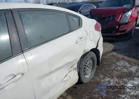 2018 Kia Forte Lx z USA, uszkodzony, nr VIN 3KPFK4A74JE244721
